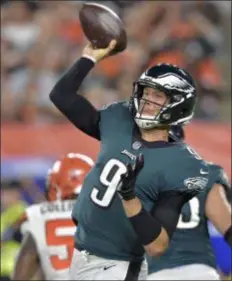 ?? THE ASSOCIATED PRESS ?? Eagles quarterbac­k Nick Foles, throwing an intercepti­on in last week’s 5-0 preseason loss to the Browns, continues to split practice reps with Carson Wentz. Doug Pederson has yet to name a starter for the Sept. 6 opener.