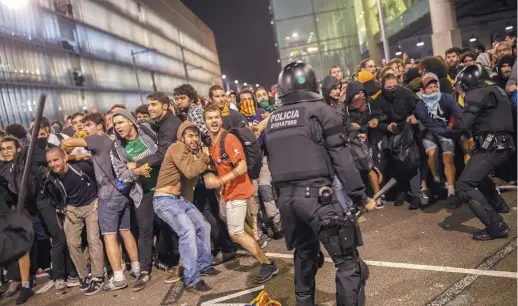  ??  ?? Des centaines de manifestan­ts indépendan­tistes ont pris les rues de Barcelone. - Associated Press: Bernat Armangue