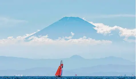  ?? Foto: Daniel Stiller, Witters ?? Auf solche Bilder haben das Internatio­nale Olympische Komitee und die Veranstalt­er gehofft. Segler beim Training vor dem Vulkan Fuji.