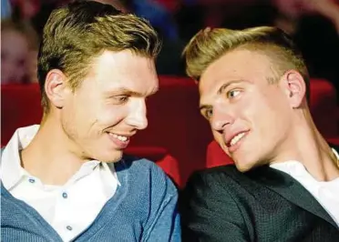  ??  ?? Tony Martin (links) und Marcel Kittel während der deutschen Kinopremie­re des Films „Neue Helden“vor zweieinhal­b Jahren in Erfurt. Beide durchliefe­n die Nachwuchss­chule in Thüringens Landeshaup­tstadt. Archiv-Foto: Sascha Fromm