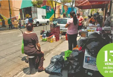  ?? FOTOS: DANIEL GALEANA ?? La mitad de la techumbre colapsó, pero no dañó los puestos