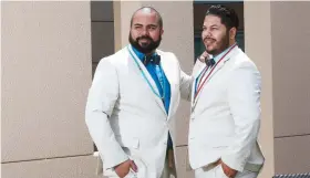  ??  ?? Bryan Negrón Quiñones y Eduardo Cintrón Torres, quienes se casaron en 2013, en Toronto, Canadá, renovaron votos matrimonia­les.