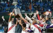  ?? Manu Fernandez / Associated Press ?? Argentina's River Plate hoists the Copa Libertador­es trophy after Sunday’s win over Boca Juniors.