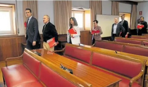  ?? // ÁNGEL DE ANTONIO ?? Los senadores del PSOE, ayer durante la constituci­ón de la comisión