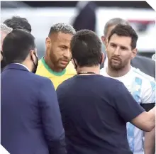  ??  ?? Messi y Neymar informaron que la Albicelest­e no regresaría del vestidor.