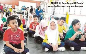  ??  ?? MURID SK Batu Empat (1) Sentul yang dipilih menerima sumbangan.