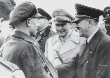  ??  ?? Ovan: Hitler och Hermann Göring besöker Berlins försvarsst­yrkor medan Röda armén närmar sig i början av april 1945.