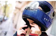  ?? FOTO: ZACHARIE SCHEURER/DPA-TMN ?? Experten raten auf dem Motorrolle­r zu Vollvisier-Helmen, da sie zusätzlich den Kinnbereic­h schützen.