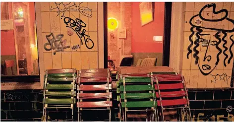  ?? FOTO: ANNETTE RIEDL/DPA ?? Kurz nach der Sperrstund­e stehen zusammenge­klappte Stühle vor einer Bar in Berlin. Auch Haan hat eine Art Sperrstund­e verfügt.