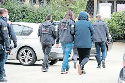  ?? LCN ?? Els Mossos traslladan­t una de les detingudes de l’operació Loki al maig