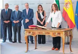  ??  ?? Die parteilose Lina Gálvez (r.) ist am vergangene­n Donnerstag als neues Mitglied der andalusisc­hen Regierung vereidigt worden.