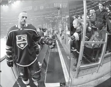  ?? Adam Pantozzi Getty Images ?? MARIAN GABORIK greets a young fan before a game against the New York Rangers on Sunday, in which the Kings ended a six-game slide. Gaborik has two goals in his last 14 games and has seen his minutes reduced.