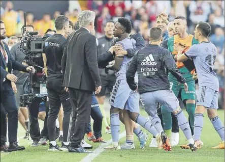  ?? Foto: efe ?? El Real Madrid perdió en Mestalla con Vinicius expulsado y siendo protagonis­ta en todas las polémicas del encuentro