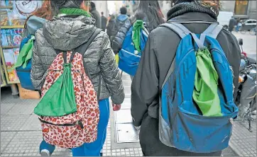  ?? AFP ?? SIMBOLO. Dos chicas por las calles de Buenos aires con los pañuelos verdes a favor de la legalizaci­ón.