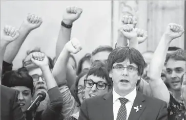  ?? Manu Fernandez Associated Press ?? CATALAN PRESIDENT Carles Puigdemont sings the region’s anthem after the lawmakers’ vote.