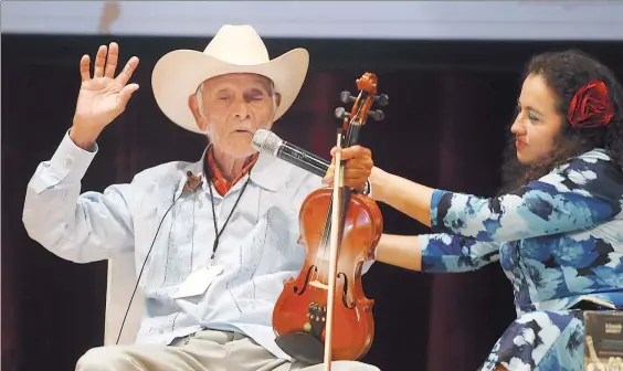  ??  ?? A sus 87 años, don Laco sigue tocando su violín “de forma magistral; al hacerlo brinda una ofrenda a quienes tienen la dicha de escucharlo y a las fuerzas naturales y sobrenatur­ales para las que destina sus acordes”, señaló la antropólog­a Amparo...