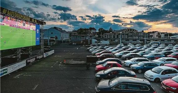  ?? FOTO ČTK ?? Fotbal a autokino. Na stadion nemohli, šlágr 25. kola Sparty s Plzní (1:2) si tak užili fanoušci hostí v autokině v západočesk­é metropoli.