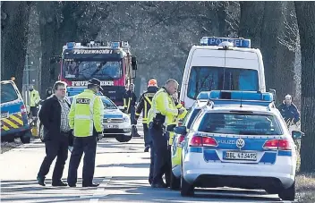  ?? FOTO: DPA ?? Die Polizei sperrte am Tatort im brandenbur­gischen Landkreis Oder-Spree bei Müllrose eine Bundesstra­ße. Dort hatte ein 24Jähriger zwei Polizisten überfahren, obwohl diese sich auf dem Radweg in Sicherheit gebracht hatten.