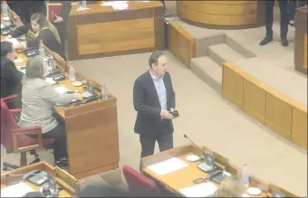  ??  ?? Los senadores oficialist­as como Juan Darío Monges dejaron ayer sin quorum la sesión en la que debían tratarse las notas reversales de Yacyretá.