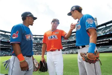  ??  ?? EL jardinero de los Astros de Houston (AAA), George Springer, comparte con Francisco Lindor (i) y Carlos Correa (d) antes del inicio del Juego de Estrellas de Prospectos.