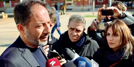  ?? ?? In piazza L’assessore comunale Pietro Petruzzell­i in piazza Redentore annuncia che non correrà da candidato sindaco di Bari