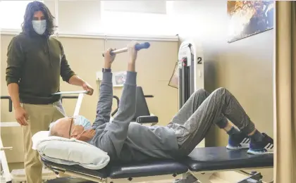 ?? SHAUGHN BUTTS ?? TSN 1260 personalit­y Dave Jamieson, who underwent surgery for cancer in 2021, works out with Chris Sellar, a researcher and project co-ordinator with the Alberta Cancer Exercise program. The program helps patients build strength while studying how exercise benefits patients.