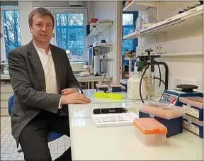  ??  ?? Le docteur V’yacheslav Lehen’Kyi dans son laboratoir­e à Lille-1.