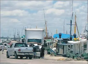  ??  ?? El muelle de Yucalpetén. Los dueños de los barcos deben hacer más trámites para el despacho de salida