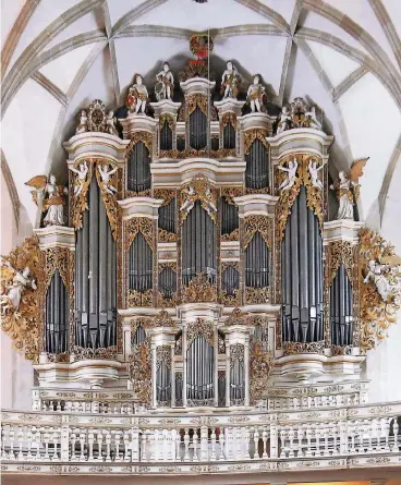  ??  ?? Die im romantisch­en Stil disponiert­e und intonierte Ladegast-Orgel im Merseburge­r Dom.