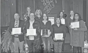  ?? GINGER ENGLISH/SPECIAL to The Saline Courier ?? 2021 Bauxite Hall of Fame and Wall of Honor inductees pictured from left to right are Elmer Childress, Jeff Burrow, Rikki Marshall Yarbrough, Sam Talkington, Sandra Lindsey for Earl Lindsey and Tom Lindsey.