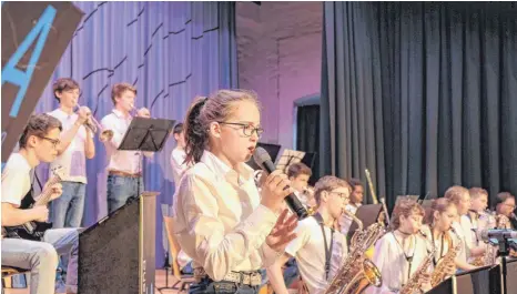  ?? FOTO: AH ?? Anika Paust und ihre musikalisc­hen Freunde der Blueberry Cheesecake Big Band LA“zeigen im Rahmen des Doppelkonz­ertes ihr Können.