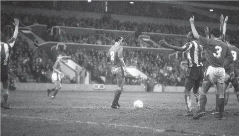  ?? ?? The Charlton players appeal for handball