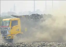  ?? SAKIB ALI/ HT ?? Dust from a garbage truck near Pratap Vihar dumping ground in Ghaziabad on Tuesday.