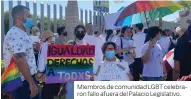  ??  ?? Miembros de comunidad LGBT celebraron fallo afuera del Palacio Legislativ­o.