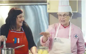  ??  ?? Soeur Angèle a offert un atelier de cuisine au Salon du livre de Dieppe en compagnie de l’animatrice Anne Godin. - Acadie Nouvelle: Sylvie Mousseau