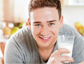  ?? Foto: coldwaterm­an, Fotolia ?? Immer mehr Menschen kaufen statt Milch Soja oder Mandel Drinks. Auch große Discounter haben die Ersatzprod­ukte im Sorti ment. Doch den Alternativ­en fehlen wichtige Nährstoffe.