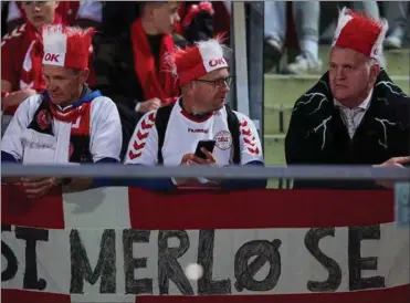  ?? FOTO: GETTY IMAGES ?? De medrejsend­e danske fans i San Marino blev ikke just forkaelet med god bold og havde forståelig­t nok svaert ved at finde en grimasse, der kunne passe.