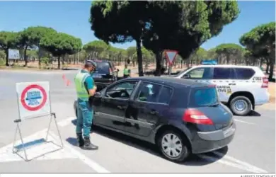  ?? ALBERTO DOMÍNGUEZ ?? La Guardia Civil realiza un control en el acceso a Mazagón.