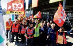  ?? (Photo Frank Muller) ?? Une cinquantai­ne de personnes ont participé hier matin à cette mobilisati­on placée sous l’égide de la CGT.