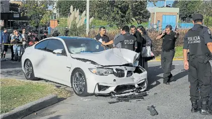  ??  ?? Impacto. El BMW de Miguel, detrás el Circuito KDT donde cochó. Se compróbó que también estaba drogado.