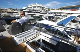  ??  ?? Le salon de Cannes, c’est plus de 500 bateaux à flot, dont la grande majorité font plus de 15 m de long.