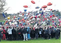  ?? ?? Memorial Friends and schoolmate­s release balloons at Balbardie Park