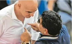  ?? Foto: Saeed Khan, afp ?? Kumpels unter sich: Diego Maradona (rechts) diskutiert bei der WM angeregt mit Gianni Infantino.