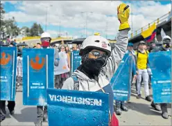  ?? Raúl Arboleda / AFP ?? • Estudiante­s salieron a la protesta de ayer en Bogotá.