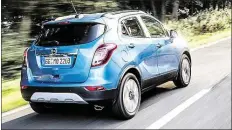  ?? BILD: OPEL ?? Der Mokka X in der Heckansich­t mit Unterfahrs­chutz und kleinem Dachkanten­spoiler