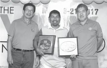  ??  ?? Jufil Sato (center) and his partner Eric Deen bagged the overall gross title of The View Invitation­al 2017. He is flanked by tournament chairman Inting Go (left) and golf chairman Ramon Sebastian (right).