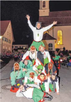  ??  ?? Gekonnt ist gekonnt: Beim Nachtumzug stellen sich die Hexen der Narrenzunf­t Feifer zur Pyramide auf.