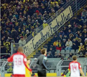  ?? Foto: Ina Fassbender, dpa ?? Leere Plätze, eindeutige Banner – das Statement der Dortmund Fans gegen die Montagsspi­ele kam im Spiel gegen Augsburg klar rüber. Auch FCA Ultras boykottier­ten das Spiel.