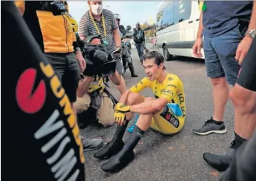  ??  ?? Primoz Roglic, en el suelo tras llegar a meta exhausto y sabedor de que se le había escapado el Tour.