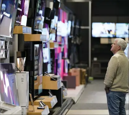  ?? ERIK VERDUZCO, FILE — THE ASSOCIATED PRESS ?? A customer browses television­s at a Best Buy store on Black Friday in Charlotte, N.C.